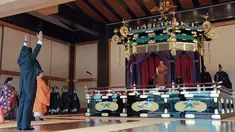 Perdana Menteri Jepang Shinzo Abe (kiri) memimpin sorakan 'banzai' kepada Kaisar Naruhito dalam upacara penobatan di Istana Kekaisaran, Tokyo, Jepang, Selasa (22/10/2019). Naruhito resmi menjadi Kaisar Jepang setelah melalui ritual penobatan. (Pool via AP)