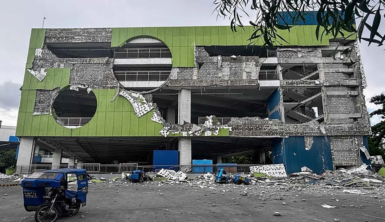 Foto ini menunjukkan bangunan yang rusak setelah gempa bumi berkekuatan magnitudo 7,8 di Kota General Santos, Filipina, pada Senin 8 Juni 2026. (Edwin Espejo/AFP)
