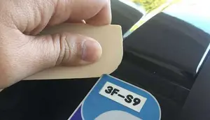 Lima Cara Menghilangkan Lem Stiker di Kaca Mobil Tanpa Bikin Goresan