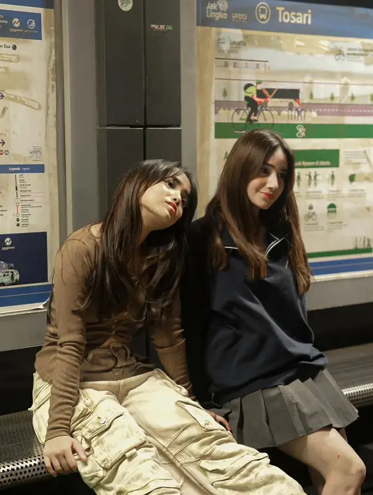 Ia memadukan sweater gelap dengan rok mini ruffle dan flat shoes. [@fuji_an]