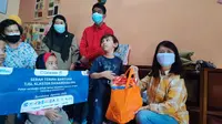 PT Sier menyerahkan bantuan untuk disabilitas. (Dian Kurniawan/Liputan6.com)