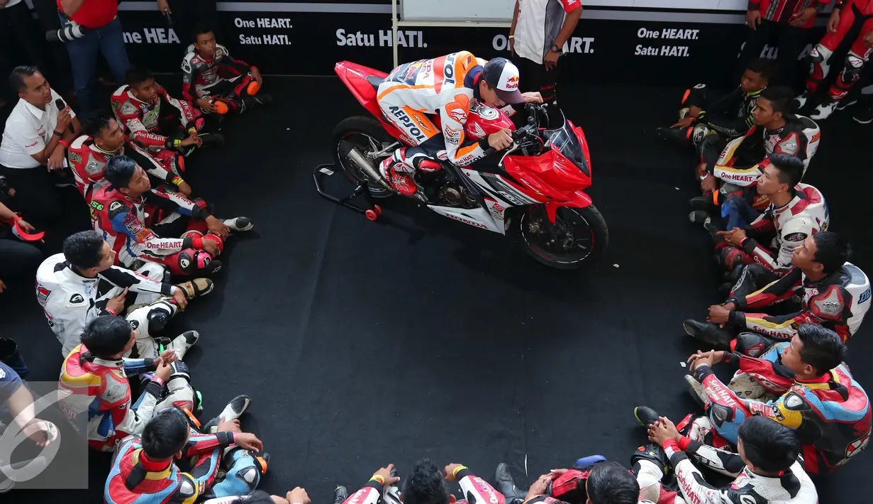 Juara dunia MotoGP, Marc Marquez saat memberikan coaching clinic kepada pembalap muda binaan AHM di Sentul, Jawa Barat, Selasa (25/10). Dalam coaching clinic ini Marquez memberikan pengalaman dan motivasi pada pembalap muda. (Liputan6.com/Angga Yuniar)