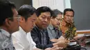 Komisioner Komisi Yudisial (KY) Imam Anshori Saleh (tengah) memberikan keterangan pers mengenai penetapan tersangka ketua dan komisioner KY dalam dugaan pencemaran nama baik Hakim Sarpin di Gedung KY, Jakarta, Minggu (12/7). (Liputan6.com/Faizal Fanani)