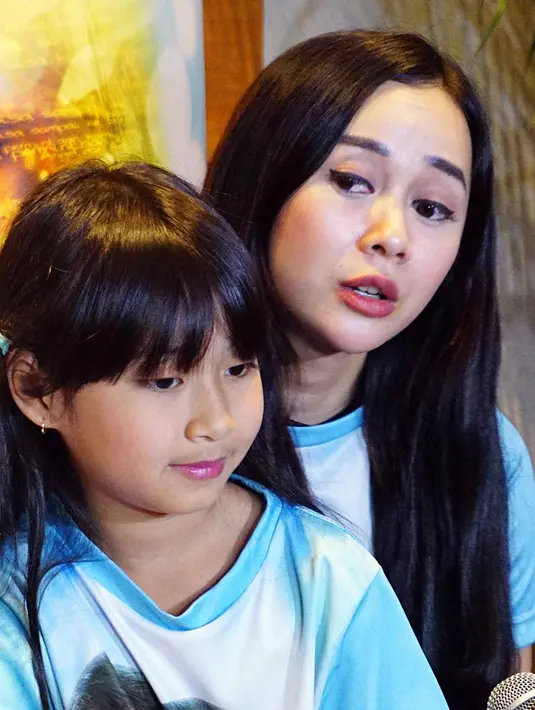 “Seru sih… tadi sudah ke beberapa studio dan itu full. Kita juga harap pesan yang disampaikan film ini dapat diterima masyarakat,” ujar Aura Kasih. (Deki Prayoga/Bintang.com)