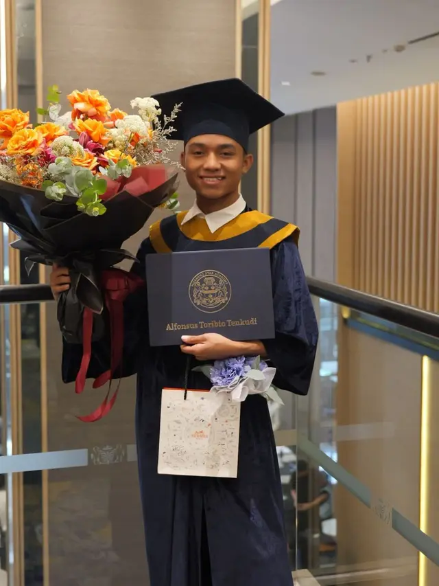 Betrand Peto Wisuda SMA
