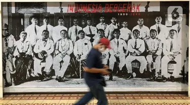 Petugas berjalan melewati karya dalam Pameran Fotografi dan Grafis bertajuk “Indonesia Bergerak: 1900-1942“ di Galeri Foto Jurnalistik Antara, Pasar Baru, Jakarta, Selasa (8/9/2020). Pameran tersebut memperlihatkan rekam jejak intelektual semasa pergerakan nasional. (Liputan6.com/Immanuel Antonius)