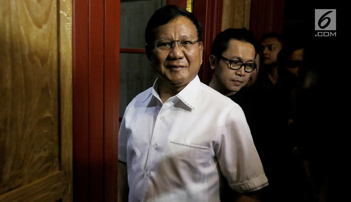 Ketua Umum Partai Gerindra Prabowo Subianto saat tiba dalam peresmian sekretariat bersama Partai Gerindra - PKS dan PAN di Jakarta, Jumat (27/4). Tiga partai tersebut membuat sekretariat untuk pemenangan Prabowo di Pilpres 2019. (Liputan6.com/JohanTallo)