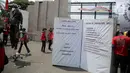 Puluhan elemen buruh menggeruduk gedung DPR RI, Jakarta, Selasa (10/1/2023). Massa juga menggantung banner besar bertuliskan "cabut Perppu No 2 Tahun 2022" di pintu utama Gedung DPR. (Liputan6.com/Faizal Fanani)