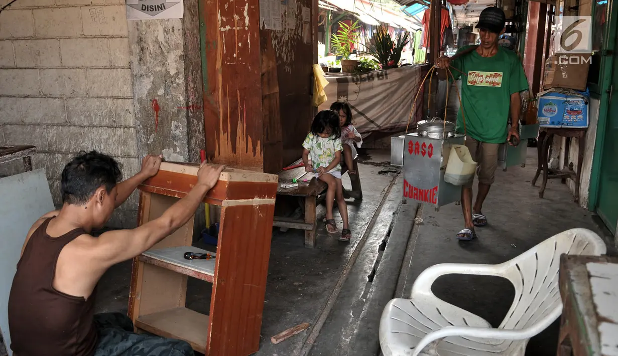 Warga memperbaiki barang sebelum dibawa ke rusun baru di Rusunawa Penjaringan, Jakarta, Selasa (25/6/2019). Pemprov DKI Jakarta merelokasi 4.160 warga di 978 unit Rusunawa Penjaringan ke Rusunawa Rawa Buaya, Jakarta Barat dengan harga sewa baru Rp 505 ribu per bulan. (merdeka.com/Iqbal S. Nugroho)