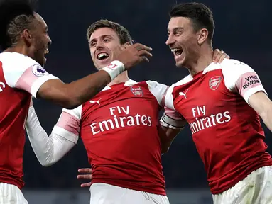 Bek Arsenal, Laurent Koscielny (kanan) berselebrasi setelah mencetak gol ke gawang Bournemouth pada laga lanjutan Liga Inggris, 2018-19 pekan ke-28 di Emirates Stadium, Rabu (27/2). The Gunners sukses menghantam Bournemouth 5-1. (Adam Davy/PA via AP)