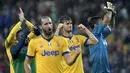 Para pemain Juventus menyapa suporter usai mengalahkan Udinese pada laga Serie A Italia di Stadion Friuli, Udine, Minggu (22/10/2017). Udinese kalah 2-6 dari Juventus. (AP/Alberto Lancia)