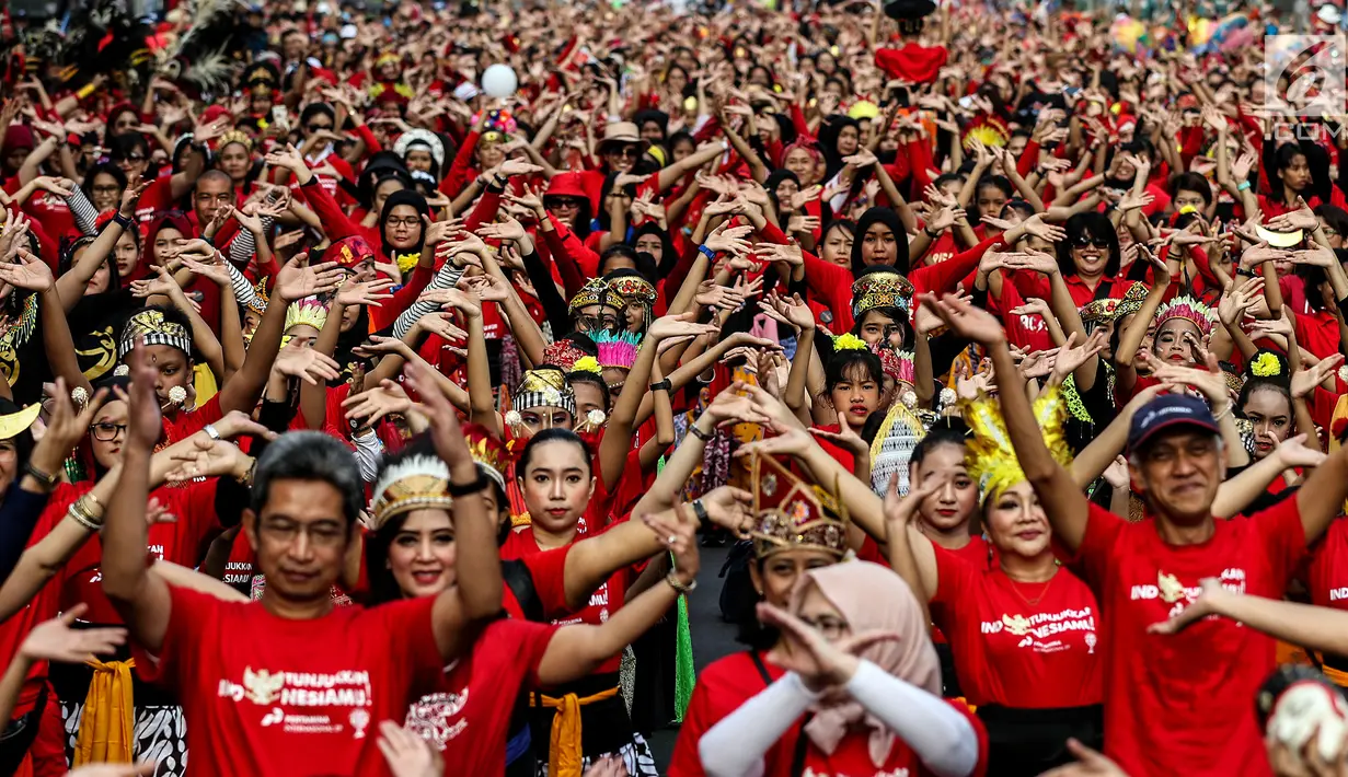 Penari menampilkan tarian khas Indonesia saat car free day (CFD) di Jalan Sudirman, Jakarta, Minggu (4/8/2019). Sebanyak 2.000 penari menampilkan 10 tarian khas Indonesia untuk menyatukan masyarakat yang sempat terpecah belah sehabis Pemilu 2019. (Liputa6.com/JohanTallo)