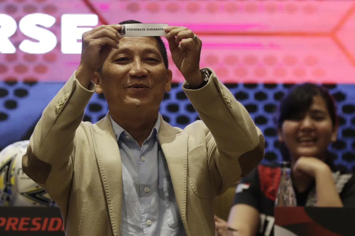 CEO Persija, Ferry Paulus, menunjukan nama klub saat pengundian Piala Presiden 2019. (Bola.com/M. Iqbal Ichsan)