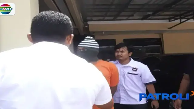 Dari penggeledahan di rumah tersangka, petugas kembali menemukan uang palsu. Bahkan dengan nilai jauh lebih besar, yaitu pecahan 10 ribu dolar Singapura senilai 23 juta dolar atau setara lebih dari Rp 238 miliar.