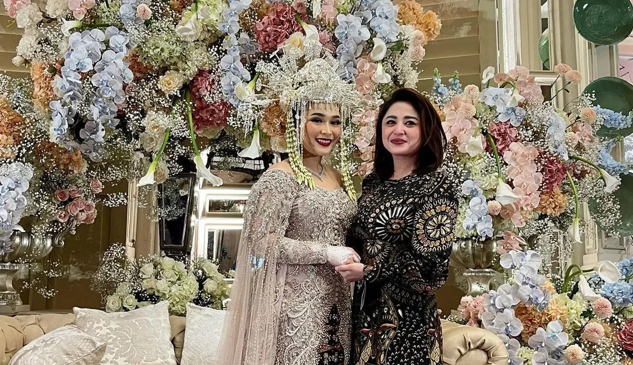Resepsi pernikahan Syifa, adik Ayu Ting Ting dihadiri sejumlah figur ternama dari kancah entertainment. (Instagram @dewiperssikreal.new)
