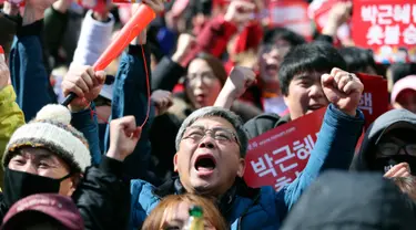 Seorang pengunjuk rasa bereaksi setelah Mahkamah Konstitusi Korea Selatan (Korsel) memutuskan mensahkan pemakzulan Presiden Park Geun-hye, di Seoul, Jumat (10/3). Putusan ini berarti Presiden Park resmi lengser dari jabatannya. (AP Photo/Lee Jin-man)