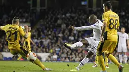 Striker Tottenham Hotspur Defoe melakukan tembakan keras yang diblok oleh gelandang Sheriff Tiraspol Kobi Moyal (kiri) pada Liga Eropa Grup K pertandingan sepak bola antara Tottenham Hotspur vs Sheriff Tiraspol di White Hart Lane, London (07/11/13). (AFP/