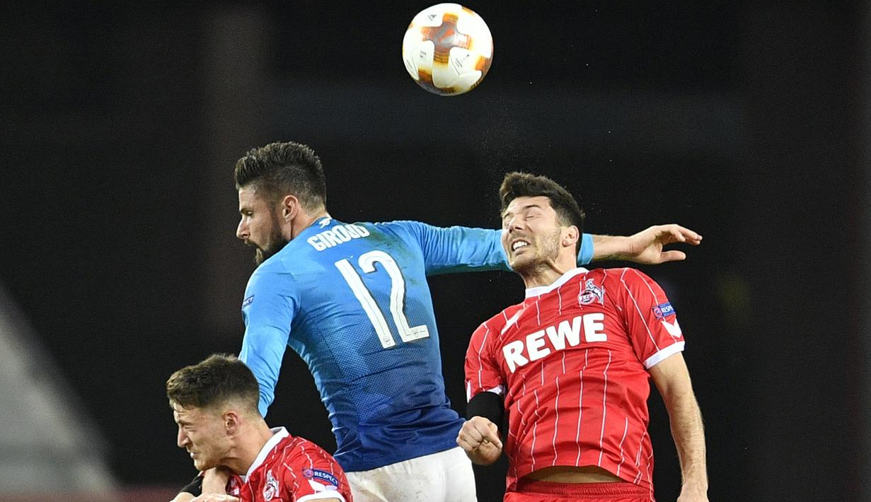 Duel pemain Arsenal, Olivier Giroud (tengah) dengan dua pemain FC Cologne pada laga grup H Liga Europa di Rhein  Energie Stadium, Cologne, (23/11/2017). Arsenal kalah 0-1. (AP/Martin Meissner)