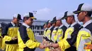 Citizen6, Jakarta: Pangkolinlamil Laksda TNI S.M. Darojatim memberikan ucapan selamat usai upacara penyambutan kontingen Kolinlamil, di Dermaga Kolinlamil Jakarta, Jumat, (22/6). (Pengirim: Kadispen Kolinlamil).