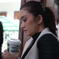 Rumah tangga Nafa Ubach dan Zack Lee sedang proses di Pengadilan Negeri Jakarta Selatan. Air mata Nafa tak kuasa ditahan saat dimintai keterangan terkait kabar rumah tangganya usai hadir di sidang perdana. (Nurwahyunan/Bintang.com)