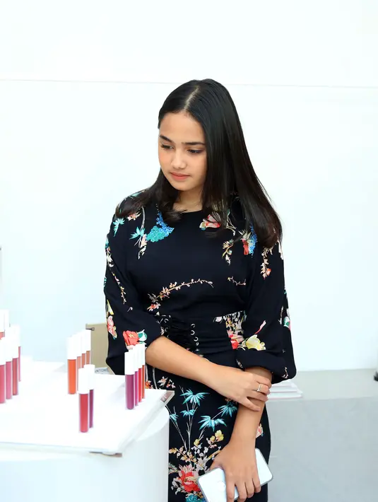 “Tidak dipungkiri yah, karena aku kan anak muda yang sukanya belanja di mall, dan banyak  store yang di mall menyediakan brand impor, jadi jarang banget beli yang lokal,” kata Syifa Hadju di Jakarta, Sabtu (2/12/2017). (Nurwahyunan/Bintang.com)