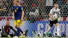 Pemain Jerman Marco Reus membawa bola usai membobol gawang Swedia dalam pertandingan Piala Dunia 2018 di Stadion Fisht, Rusia (23/6). Jerman menang dramatis atas Swedia dengan skor akhir 2-1. (AP/Rebecca Blackwell)