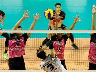 Pevoli tim 2 Indonesia, Sigit Adrian melancarkan serangan kontra tim 1 pada ajang final Invitation Tournament Asian games 2018 yang berlangsung di Hall Tennis Indoor GBK, Kamis (15/2/2018). Tim 2 keluar sebagai juara (Bola.com/Peksi Cahyo)