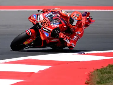 Pembalap MotoGP Spanyol dari Tim Ducati Lenovo, Marc Marquez, memacu motornya saat sesi latihan bebas jelang MotoGP Grand Prix Indonesia di Sirkuit Internasional Mandalika, Mandalika, Nusa Tenggara Barat, Jumat 3 Oktober 2025. (SONNY TUMBELAKA/AFP)