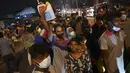 Warga berkumpul di pompa bensin untuk membeli minyak tanah di Kolombo (22/3/2022). Sri Lanka memerintahkan pasukan ke pompa bensin pada 22 Maret ketika protes sporadis meletus di antara ribuan pengendara yang mengantre setiap hari untuk mendapatkan bahan bakar yang langka. (AFP/Ishara S.Kodikara)