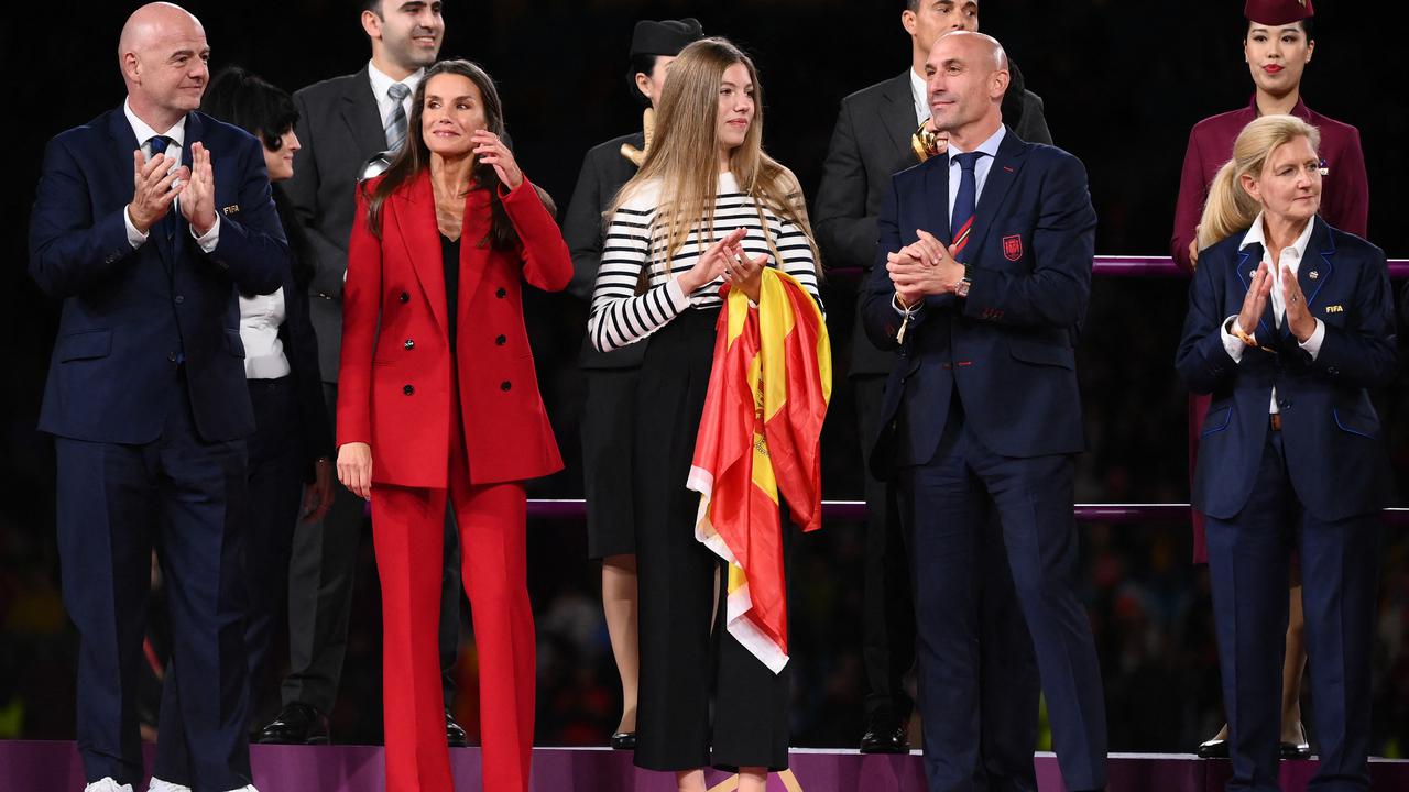 Presiden RFEF, Luis Rubiales (dua dari kanan)