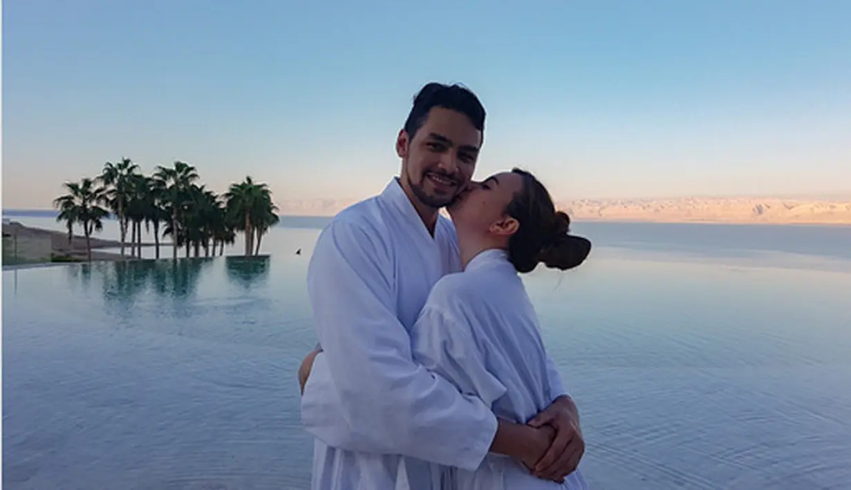 Pasangan pesinetron Asmirandah dan Jonas Rivanno telah lama menghilang dari layar kaca. Bahkan, sejak keduanya menikah sejak 2013 silam, keduanya jarang terlihat di layar kaca. (Instagram/asmirandah89)