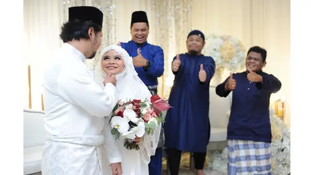 6 Pemotretan Anak Bungsu dengan 3 Kakak Laki-Lakinya di Pernikahan Ini Kocak