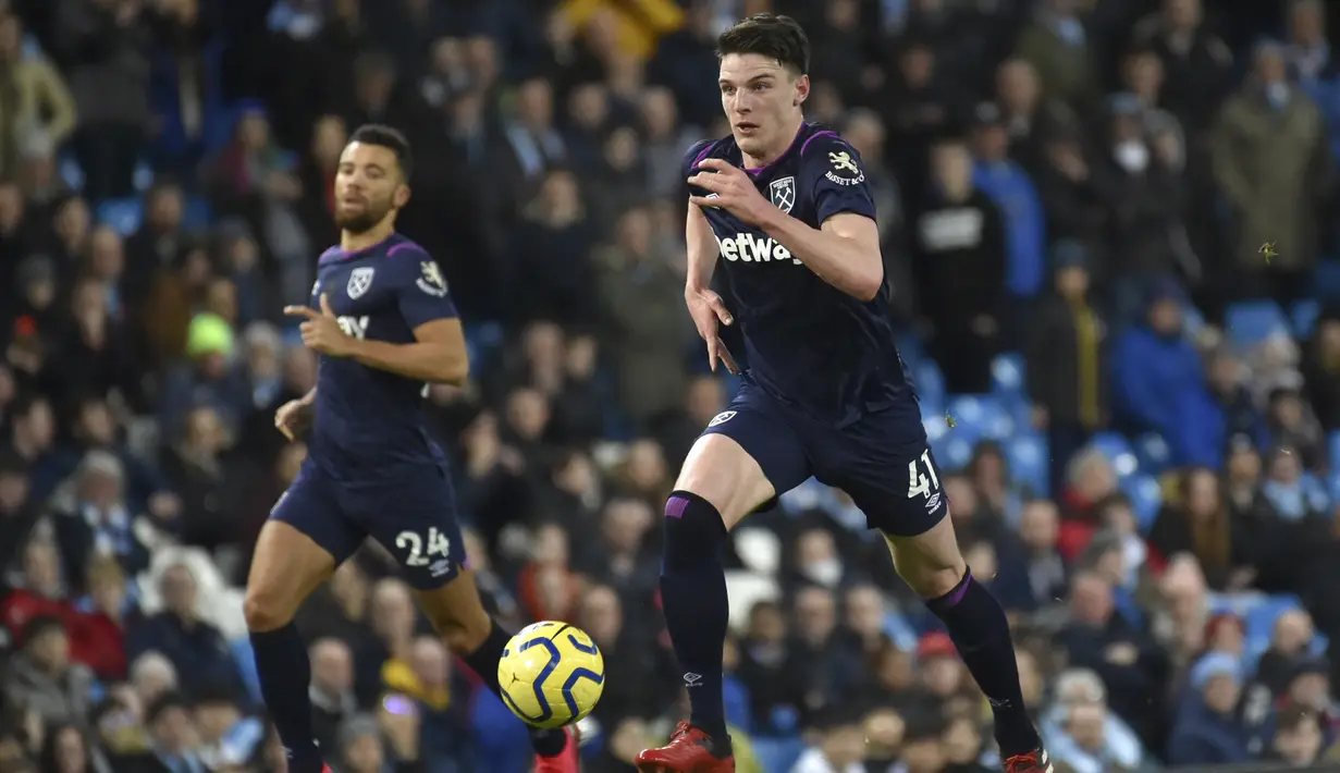 Gelandang West Ham, Declan Rice menggiring bola saat bertanding melawan Manchester City pada pertandingan lanjutan Liga Inggris di stadion Etihad di Manchester, Inggris, Rabu (19/2/2020). City menang atas West Ham 2-0. (AP Photo/Rui Vieira)