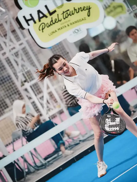 Menunjukkan kemampuannya secara totalitas, Aaliyah Massaid kenaka sneakers putih yang serasi [@aaliyah.massaid]