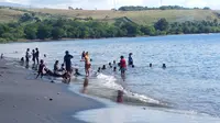 Foto: Pantai Wairii berada di Desa Kolisia kecamatan Magepanda, kabupaten Sikka, NTT yang dipadati wisatawan (Liputan6.com/Dion)