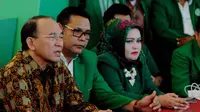 Ketua Majelis Pertimbangan PPP, Suryadharma Ali (kiri) saat jumpa pers seusai Mukernas I PPP di Jakarta, Jum'at (12/12/2014). (Liputan6.com/Andrian M Tunay)