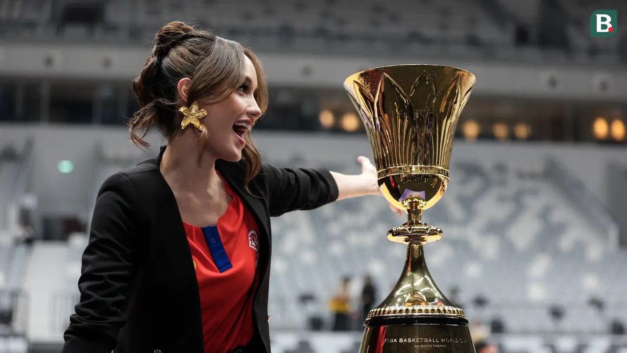Foto: Melihat Lebih Detail Trofi Piala Dunia Basket 2023 Ditemani Cinta Laura