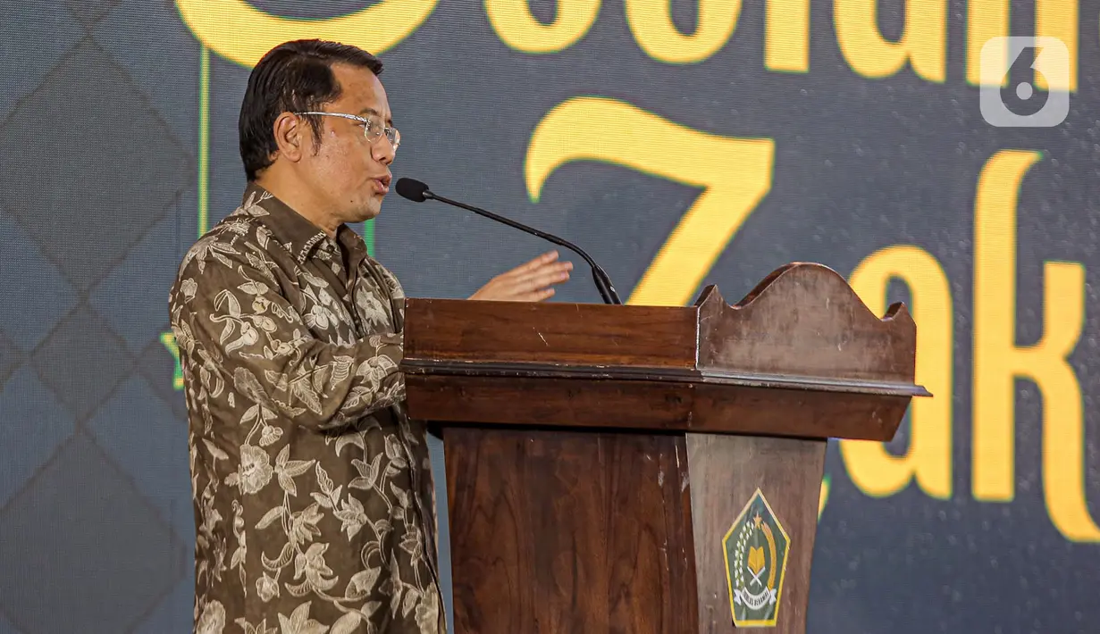 Dirjen Bimas Islam Kamaruddin Amin menyampaikan sambutan saat menghadiri sosialisasi Kampung Zakat Nasional di Jakarta, Kamis (24/11/2022). Kampung Zakat yang berkolaborasi dengan Kemenag, Baznas, LAZ, dan Pemda se-Indonesia untuk pemanfaatan zakat dalam rangka membantu pemerintah dalam pengentasan kemiskinan telah tersebar di 18 titik. (Liputan6.com/Faizal Fanani)