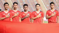 Para pemain Timnas Indonesia U-22 (kiri ke kanan) Pratama Arhan, Marselino Ferdinan, Jeam Kelly Sroyer, Alfendra Dewangga dan Ramadhan Sananta berbaris menyanyikan lagu kebangsaan Indonesia Raya sebelum dimulainya laga Grup A SEA Games 2023 menghadapi Filipina di Olympic Stadium, Phnom Penh, Kamboja, Sabtu (29/4/2023). (Bola.com/Abdul Aziz)