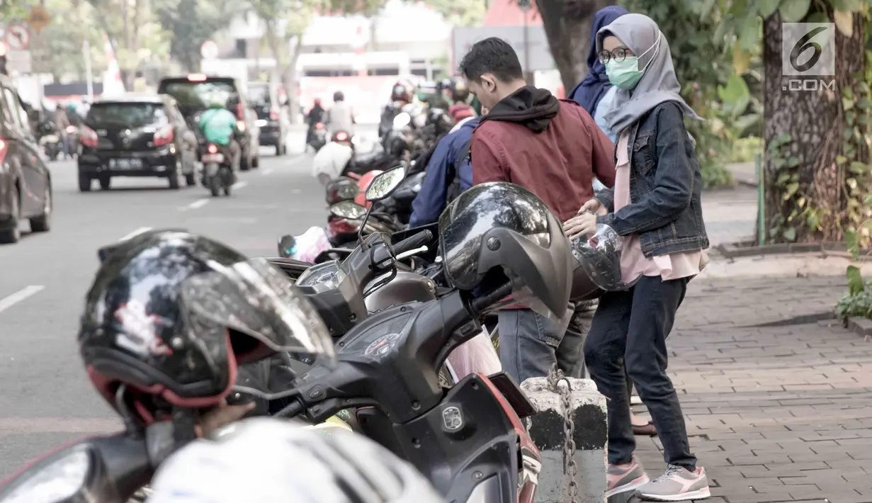 Pengendara sepeda motor parkir di sekitar Taman Suropati, Jakarta, Selasa (28/8). Hal ini mengganggu ketertiban umum. (Liputan6.com/Immanuel Antonius)