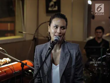 Sophia Latjuba saat latihan bersama band NeV+ di Musica Studio, Jakarta, Jumat (26/1). NeV+ bersama Sophia Latjuba akan membawakan salah satu lagu hits dari Nidji dalam acara Love and Fabulous Festival (LAFF) 2018. (Liputan6.com/Faizal Fanani)