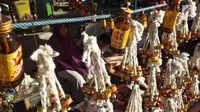Sejumlah pelita digantung saat dijual di Jalan Sam Ratulangi, Kota Gorontalo, Rabu (22/5/2019). Pembeli pelita ini akan semakin ramai lima hari menjelang pelaksanaan Tumbilotohe atau malam pasang lampu yang digelar tiga hari menjelang Idul Fitri di Gorontalo. (Liputan6.com/Arfandi Ibrahim)
