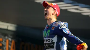 Pembalap MotoGP tim Yamaha, Jorge Lorenzo melakukan selebrasi di atas podium usai sukses menjadi juara dunia MotoGP 2015 di seri terakhir Grand Prix Valencia di Sirkuit Ricardo Tormo di Valencia, Spanyol, Minggu (8/11). (REUTERS/Heino Kalis)