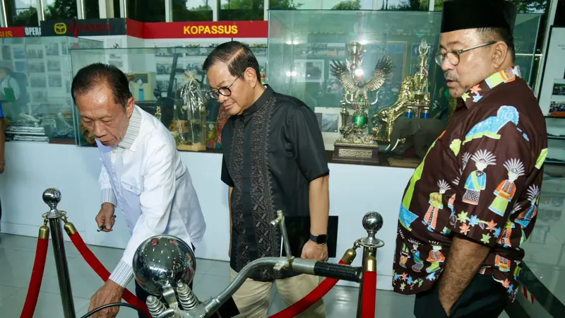 Pramono Anung-Rano Karno bersama dengan mantan Gubernur DKI Jakarta Sutiyoso di Museum Bang Yos.