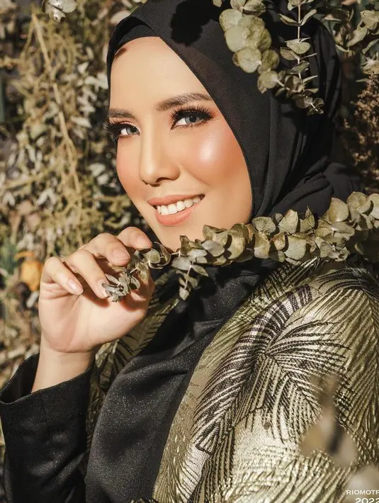 Polesan make up flawless yang menonjol pada bagian mata, menambah sempurna penampilan bintang sinetron Tuyul Millenium ini. (Instagram/tyaariestya).