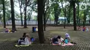 Pengunjung beristirahat di bawah pohon di Taman Margasatwa Ragunan (TMR), Jakarta, Sabtu (23/10/2021). Mulai hari ini TMR ragunan dibuka untuk umum dengan menerapkan protokol kesehatan yang ketat. (merdeka.com/Arie Basuki)