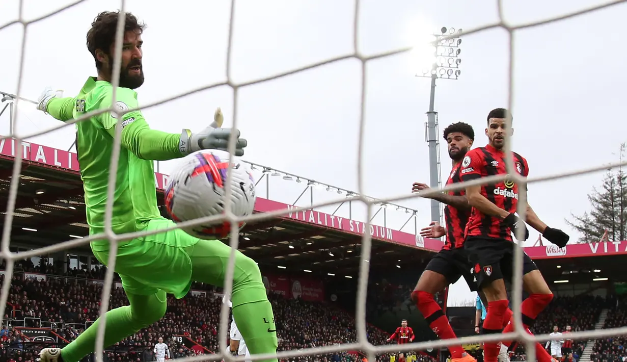 Penjaga gawang Liverpool, Alisson Becker (kiri) gagal menghalau tendangan dari pemain Bournemouth, Philip Billing (dua kanan) dalam pertandingan pekan ke-27 Premier League 2022/2023, Sabtu (11/3/2023) malam WIB. (AFP/Steve Bardens)