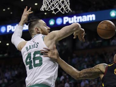 Pemain Boston, Aron Baynes (46) menghalau bola tembakan pemain Cleveland, George Hill (3) pada gim kelima final NBA Wilayah Timur di TD Garden, Boston, (23/5/2018). Boston Celtics menang 96-83. (AP/Charles Krupa)