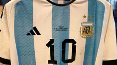 Jersey yang dikenakan dalam final Piala Dunia 2022 antara Argentina dan Prancis pada 18 Desember 2022, ditampilkan dalam pratinjau media lelang Sotheby's untuk enam seragam tanding Piala Dunia FIFA 2022 milik Lionel Messi, di New York City, Kamis (30/11/2023). (TIMOTHY A. CLARY / AFP)