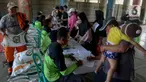 Petugas mengecek data warga penerima Bantuan Sosial (Bansos) cadangan Beras Pemerintah (CBP) di kawasan Warakas, Tanjung Priok, Jakarta Utara, Selasa (20/2/2024). (Liputan6.com/Herman Zakharia)